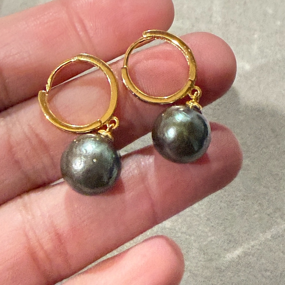 Elegant Gold and Black Pearl Hoop Earrings